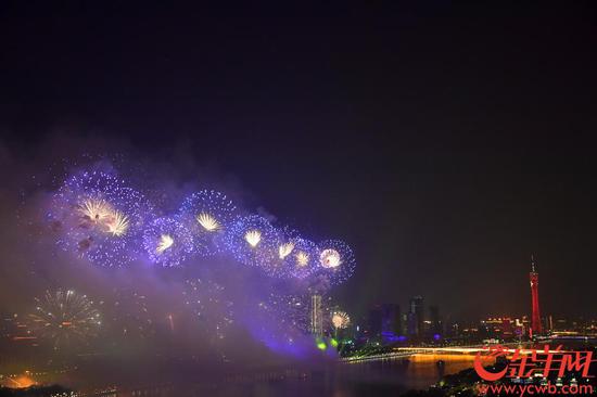 广州市庆祝新中国70华诞焰火晚会。金羊网记者 黄巍俊 摄