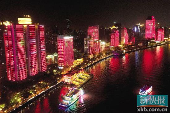 今年国庆节期间,广州市海珠广场周边建筑披上了红妆。