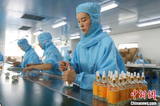御梵化妆品有限公司生产车间。供图