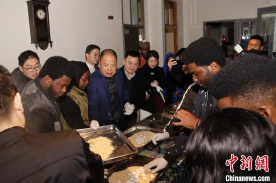 留学生体验制作温州特色美食麻糍。 施芸芸 摄