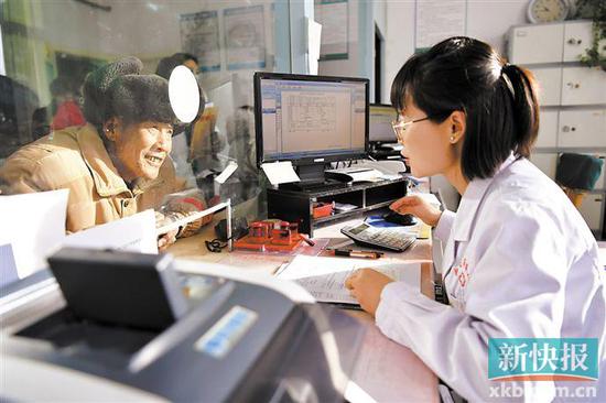 ■全年自付超过3.6万元部分大病保险报销比例提高了15%(图文无关)。新华社资料图