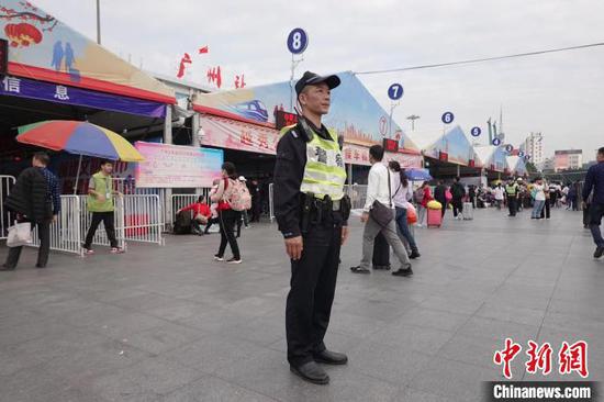 民警在广州火车站广场执勤。广州警方 供图