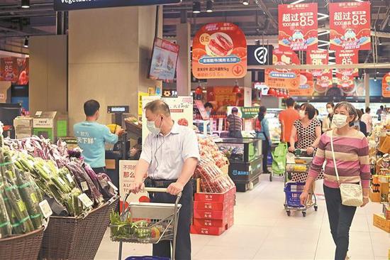 ▲市民推着购物车逛盒马鲜生超市购物。受访单位供图