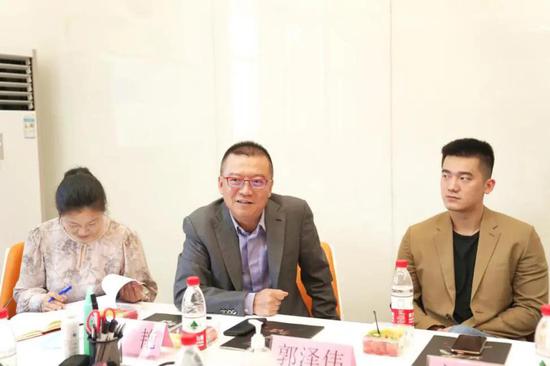 尚东控股集团董事局主席郭泽伟(中)在会上交流发言