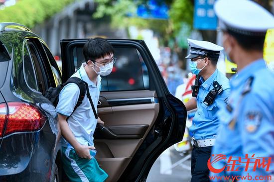 广州|高考首日迷糊考生弄错考点 广州交警帮他赶上考试