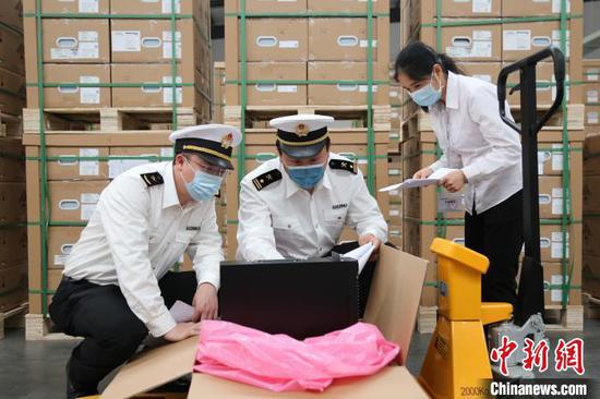 深圳海关为出口5G基站配套设备提供快速通关服务。 资料图 王旭 摄