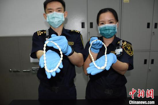 广州海关在邮递渠道接连查获象牙制品。　王嘉媚　摄
