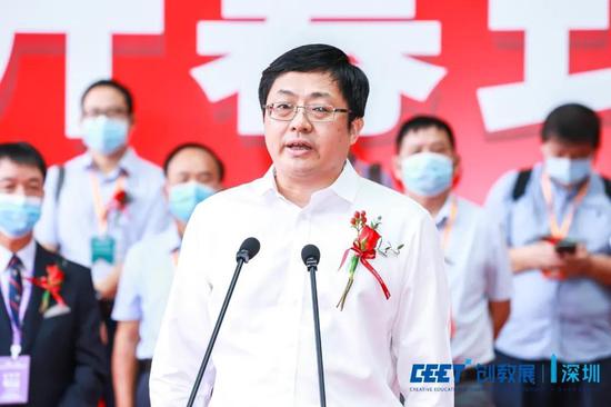 深圳市教育局党组成员、副局长赵立宣布开幕