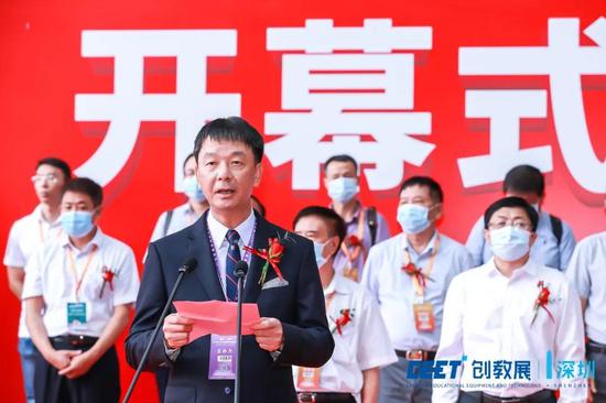 深圳市教育装备行业协会会长彭锦环先生致辞