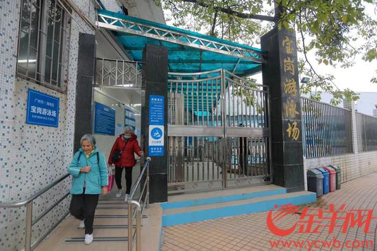 开设冬泳场次的广州市海珠区宝岗游泳场 梁怿韬 摄
