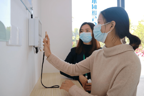 (市民朋友们在湛江新奥工作人员的指引下进行自助购气)