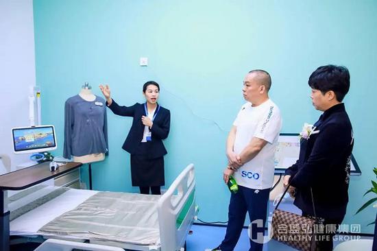 嘉宾参观企业交流