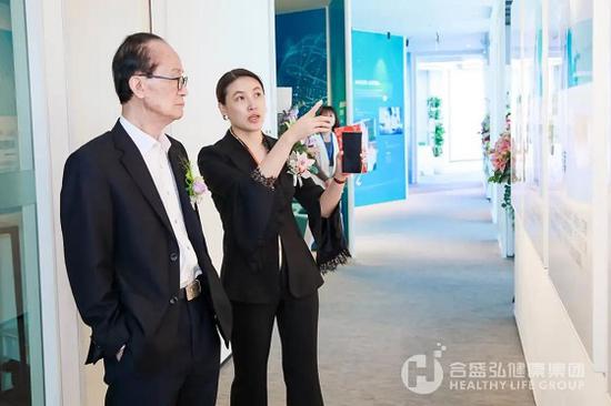 嘉宾参观企业交流