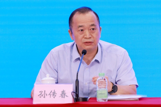 广东省企业联合会、企业家协会党支部书记、专职常务副会长孙传春对“广东企业500强”彰显的新特征、面临的新挑战进行了分析并提出了应对意见。