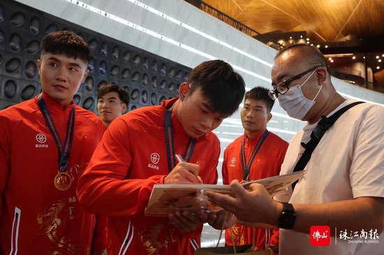 演出结束后,顺德乐从罗浮宫龙舟队队员被观众围住签名。