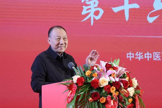 成都中医药大学中国出土医学文献与文物研究院特聘教授、院长,《天回医简》主编柳长华教授为当天展示的8个特色疗法作总点评