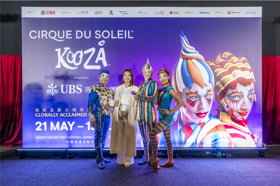 《KOOZA》的顶尖团队身着精美服饰与朱千雪合照