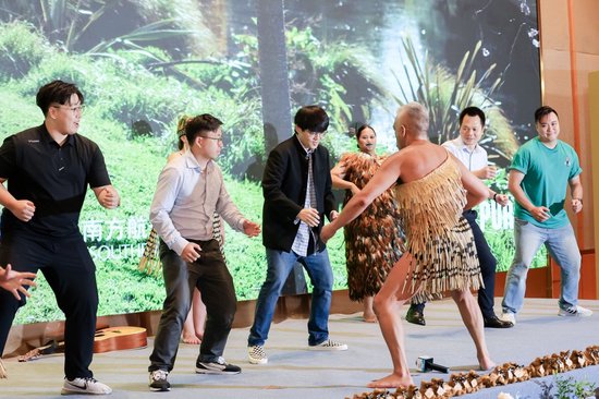 参会者向毛利演员学习了哈卡舞蹈的标准动作