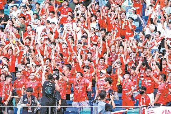 2.5万多名球迷在揭幕战比赛现场呐喊助威 广东省足球协会供图