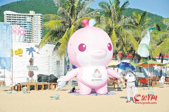 阳江海陵岛，游客在吉祥物“乐融融”前打卡 羊城晚报记者 戴灵敏 摄