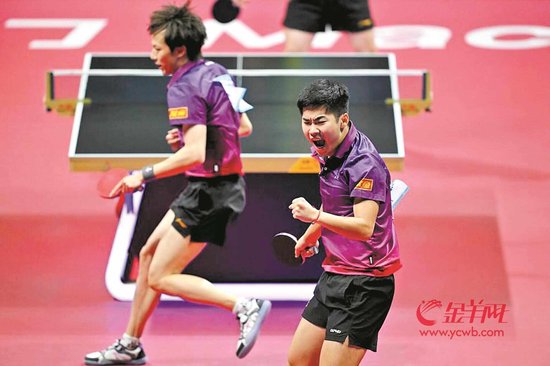 11月20日，十五运会乒乓球男子团体铜牌赛在澳门举行，广东队战胜黑龙江队获得铜牌。广东队林高远（左）和袁烜松在比赛中庆祝得分 羊城晚报全媒体记者 林桂炎 摄