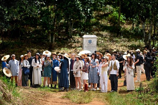 李旻果带领嘉宾徒步天籽自然保护区