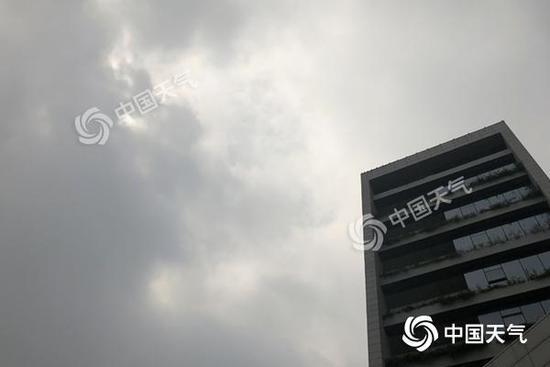 今天中午，广州天空云层较厚，气温回升。