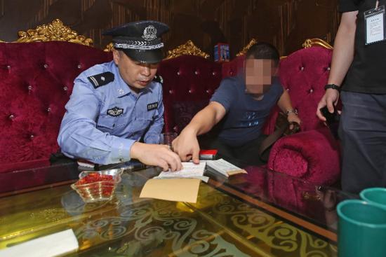 “以往这里经常有人抽烟,现在好多了”