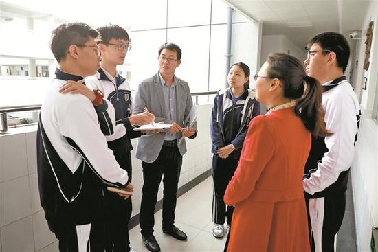 ▲“模拟提案”组成员与指导老师一起探讨提案写作问题。深圳晚报记者 杨少昆 摄