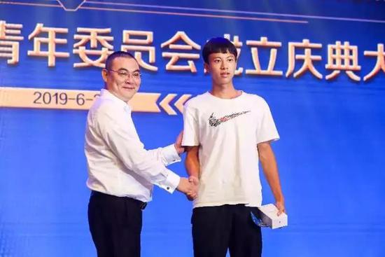 杨智雄名誉会长(左)