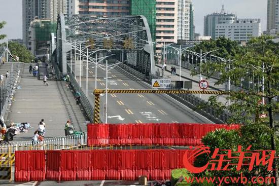 8月3日早上，广州海珠桥双向封闭机动车交通 梁怿韬 摄