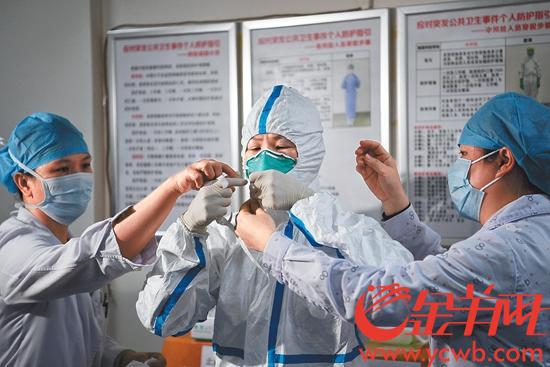 广州市第八人民医院嘉禾院区医生穿戴防护服 记者 周巍 摄