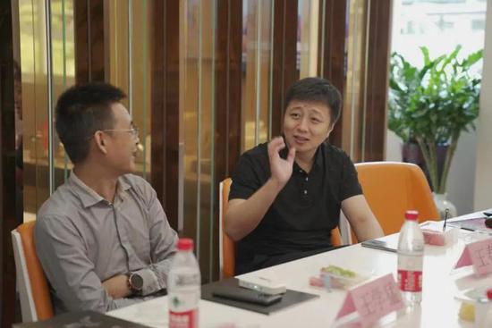 娱加娱乐传媒王春雷董事长(右)在会上分享经验