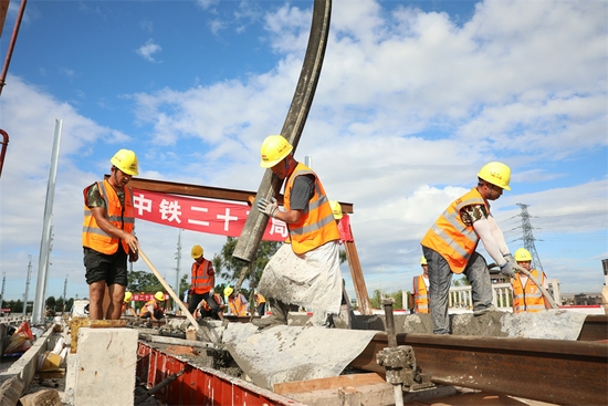 施工人员浇筑混凝土 邓联旭 摄