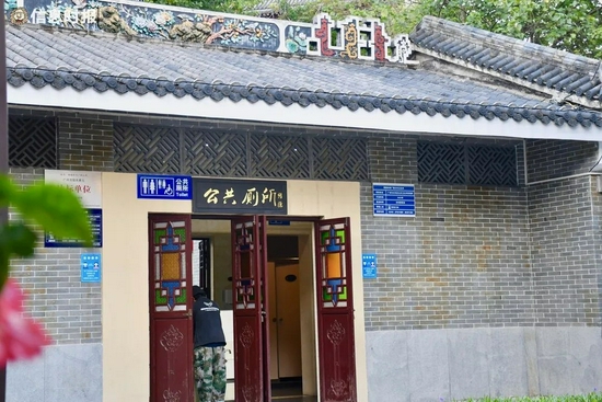 公厕采用岭南建筑特色风格的仿古设计,青砖黛瓦。信息时报记者 蔡晓素 摄