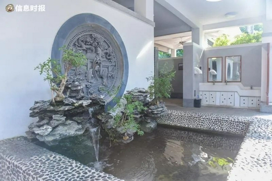 公厕内部采用多种彩色植物,搭配形态各异的片石,构建雅致小景。信息时报记者 陈引 摄