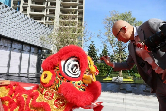 领导为雄狮点睛