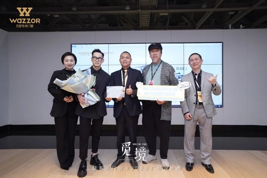 ▲(左起)何珍 李友友 李昌安 罗思敏 关国栋