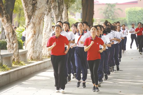 广州协和学校要求班主任带着学生一起跑操
