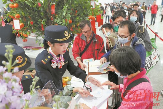 28日，广州地铁五号线东延段开通后，乘客们在黄埔新港站打卡点集章 羊城晚报全媒体记者 刘畅 摄