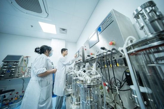 态创生物研发人员在进行发酵实验