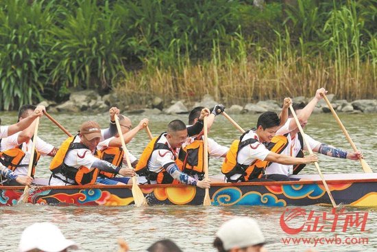 苏炳添(右二)跨界参与龙舟竞渡 羊城晚报全媒体记者 宋金峪 摄