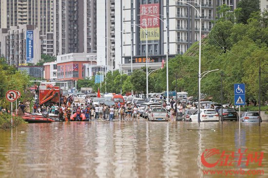 广东近期多地遭遇持续强降水,出现洪涝灾害。图为肇庆怀集县转移受灾群众现场 羊城晚报全媒体记者 钟振彬 摄