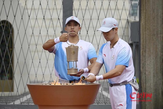 火种护卫将火种引回火种灯 澳门新闻局供图