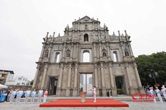 最后一棒火炬手、澳门空手道运动员郭建恒在终点点燃火种盆 澳门新闻局供图