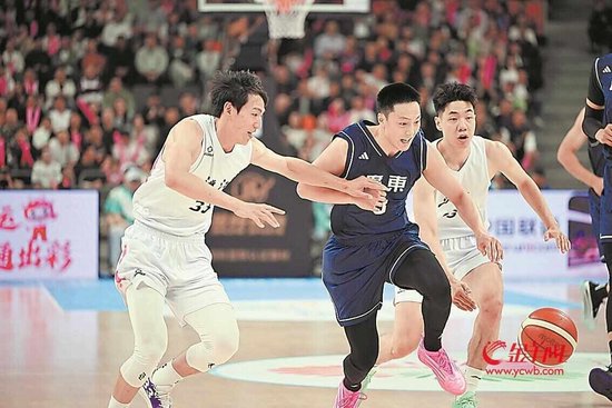 决赛双方激烈争抢 羊城晚报记者 周巍 柳诚 摄