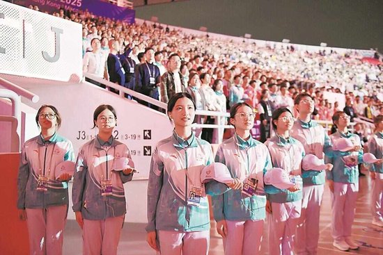 仪式现场,志愿者行脱帽礼杨耀烨 摄