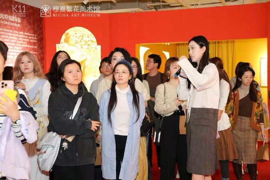 联合策展人、成都繁花美术馆馆长杨紫薇进行展厅导览