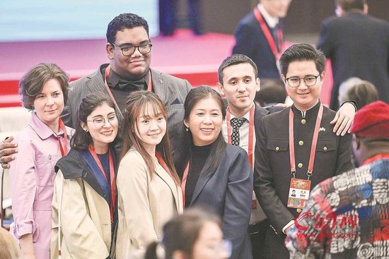 2025年“读懂中国”国际会议（广州）与会嘉宾在会场合影 羊城晚报全媒体记者 梁喻 刘畅 黄城栋 摄