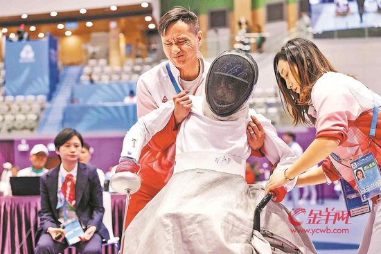 赛场上,龙杰(左一)辅助运动员归位